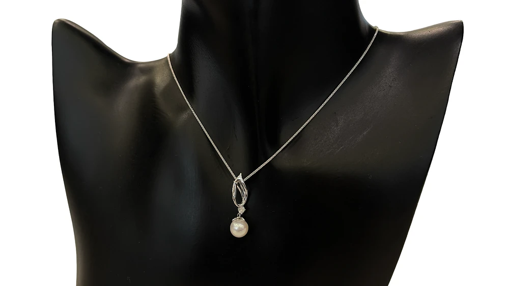 10K White Gold 7mm Cultured Pearl and 0.085cttw Canadian Diamond Dangle Pendant