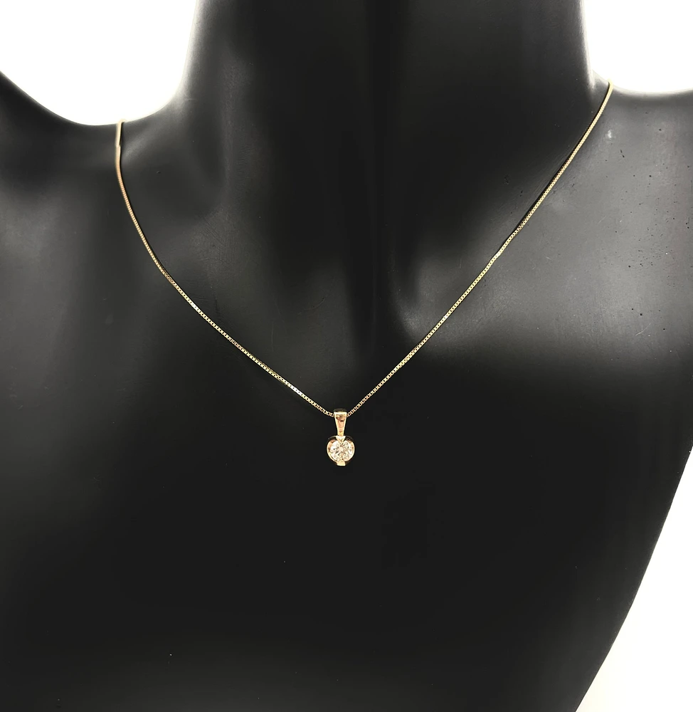 14K White Gold 0.20cttw Canadian Diamond Mezza Luna Necklace