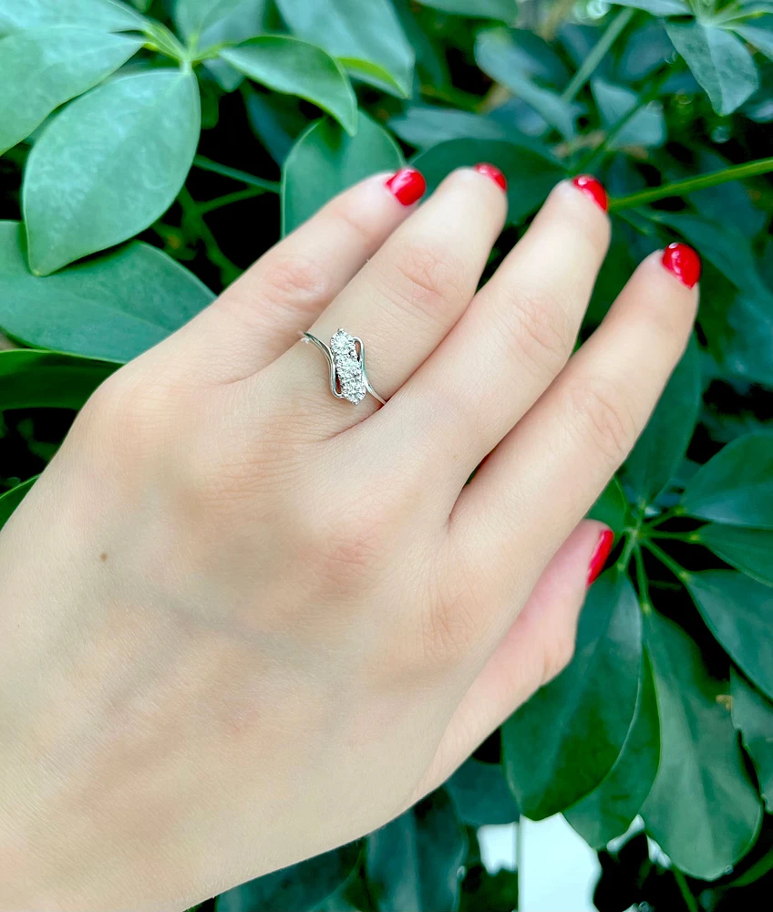 10K White Gold 0.15cttw Illusion Setting Diamond Ring - Size 6.5