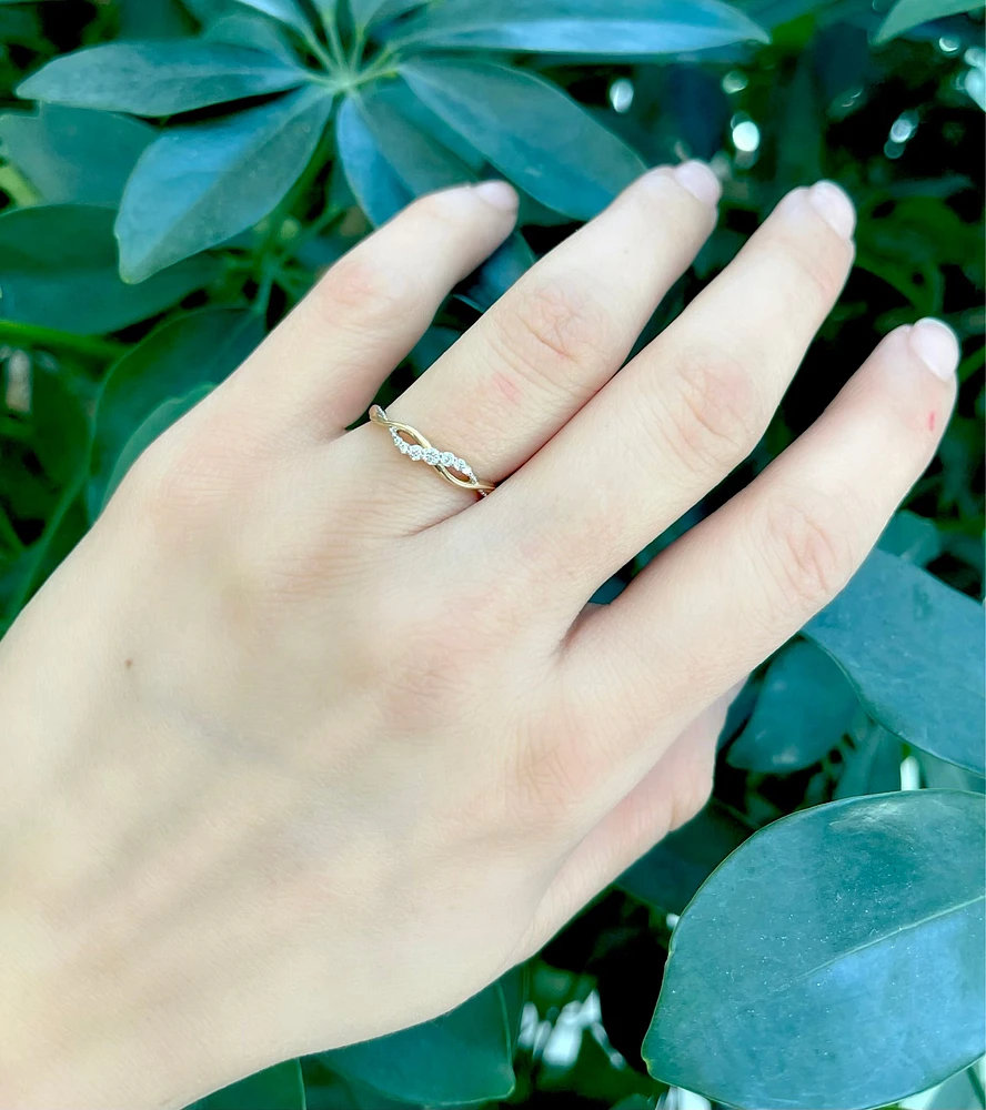 10K Yellow Gold Diamond 0.10cttw Ring, Size 6.5