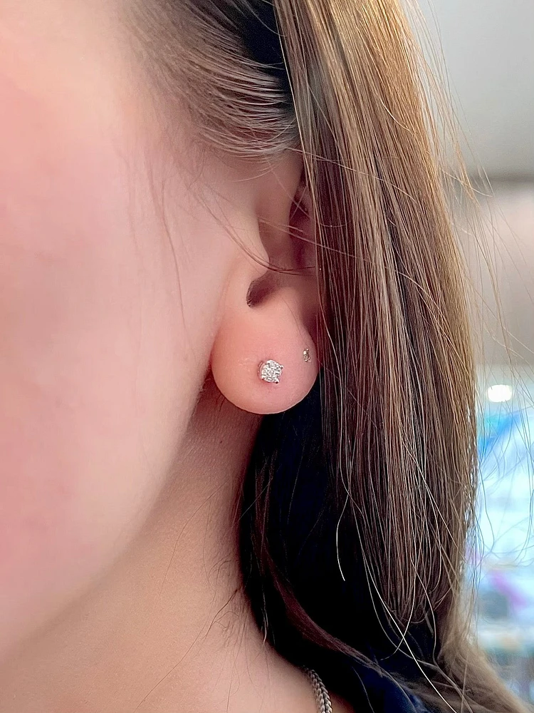 10K White Gold 0.08cttw Diamond Stud Earring