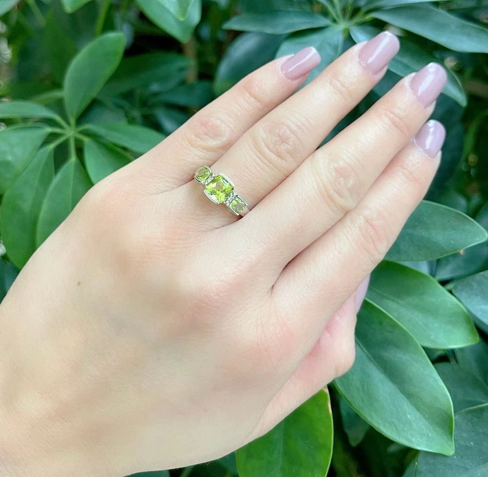 10K White Gold 1.50cttw Genuine Peridot and 0.014cttw Diamond Ring, size 7
