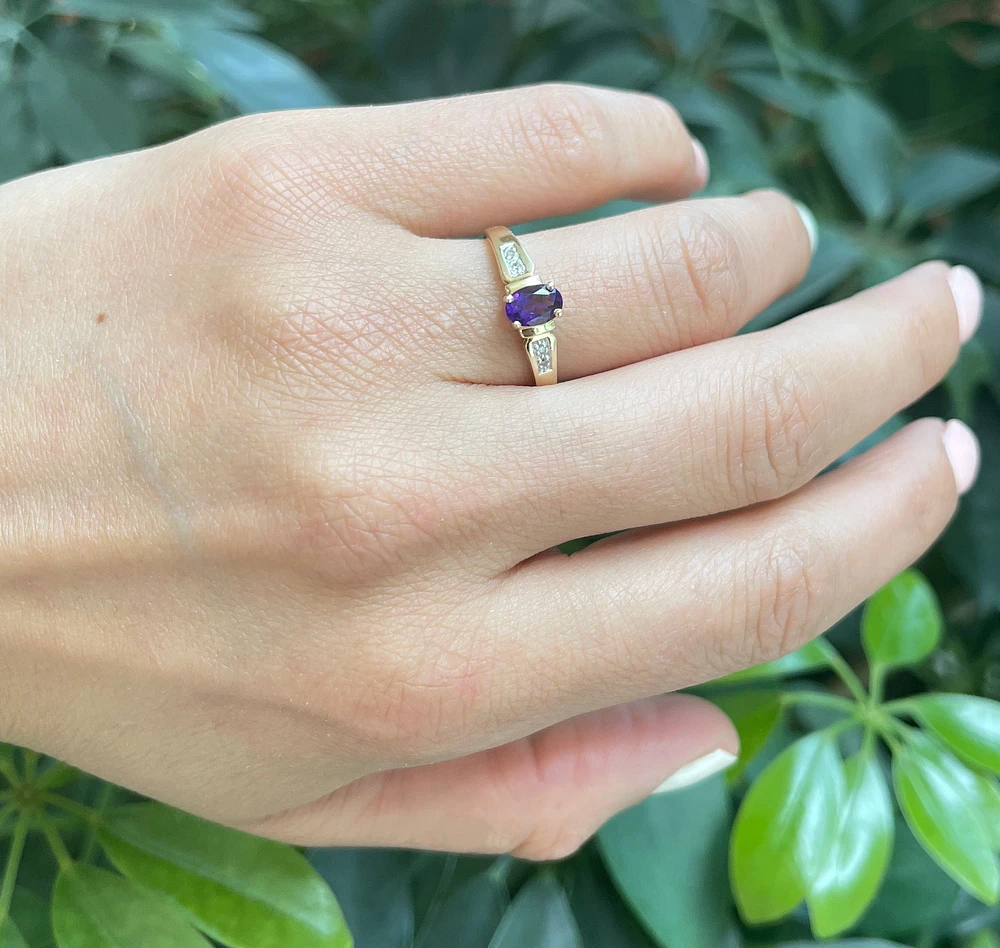 10K Yellow Gold 0.44cttw Oval Cut Amethyst & 0.02cttw Diamond Ring - 4.5