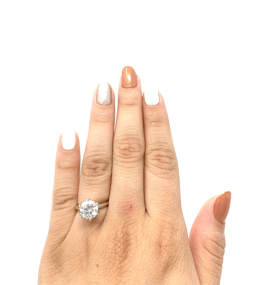 Round Brilliant Cut Moissanite Engagement Ring