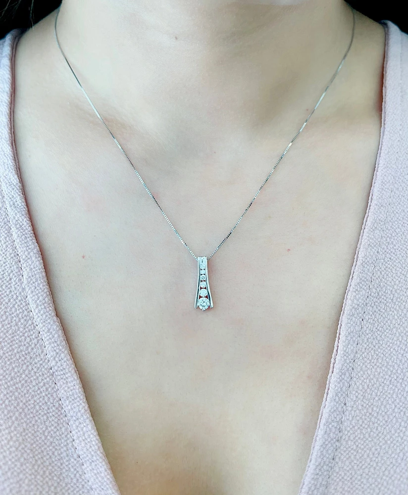 10K White Gold 0.31 Carat Diamond Pendant