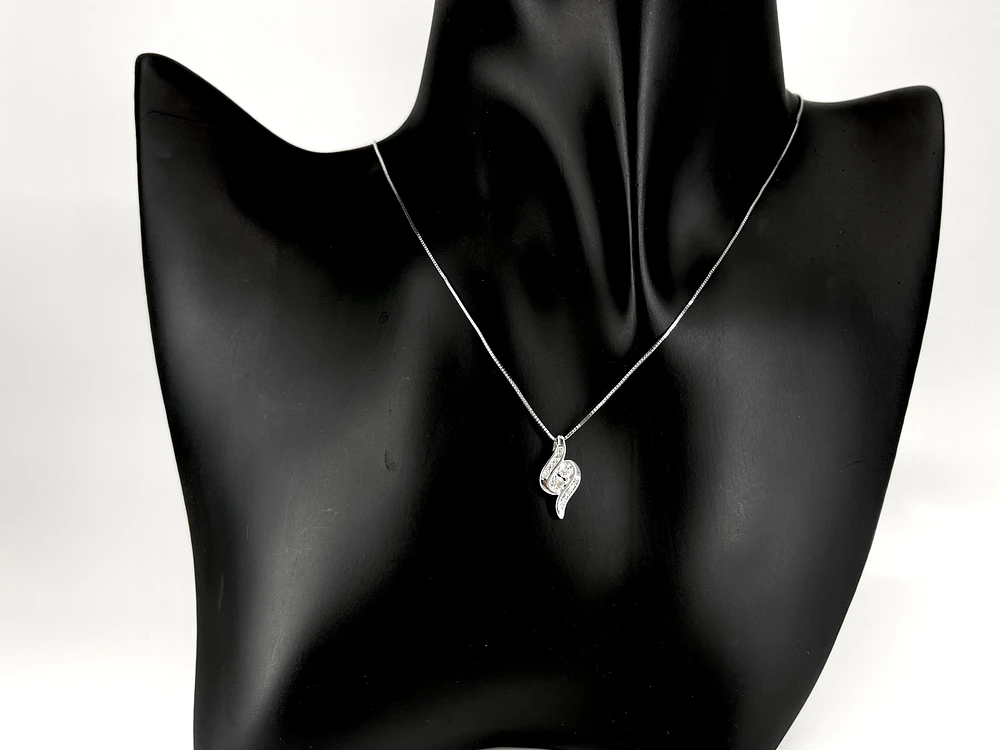 10K White Gold 0.25cttw Diamond Pendant, 18"