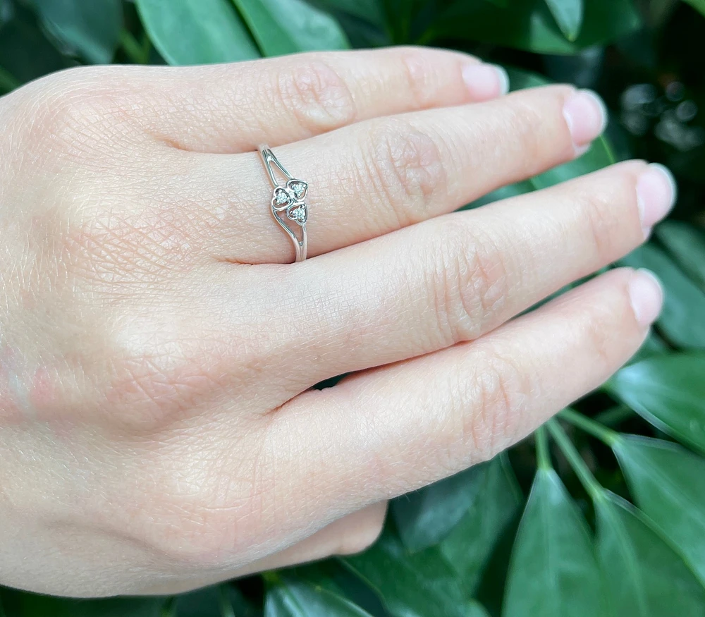 10K White Gold 0.03cttw Round Cut Diamond Ring, size 6.5