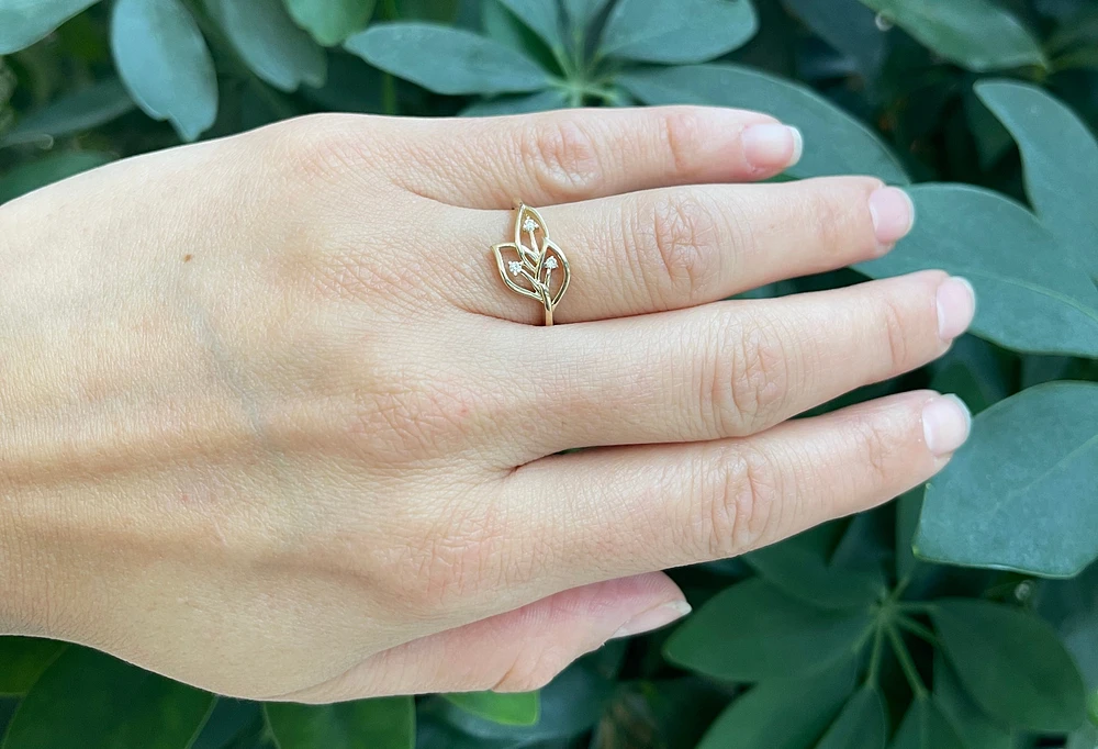 10K Yellow Gold 0.05cttw Diamond Leaf Design Ring - Size 6.5