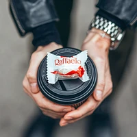 Sachet de spécialités à la noix de coco et à l’amande CONFETTERIA RAFFAELLO, 8 confiseries emballées individuellement