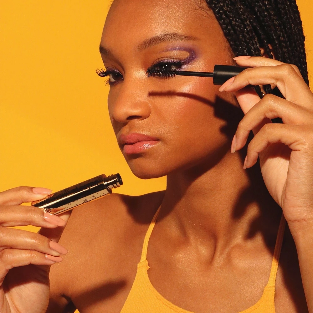 Bigshow Electro Mascara Blackest Black with volumizing effect and enriched with carnauba wax extract
