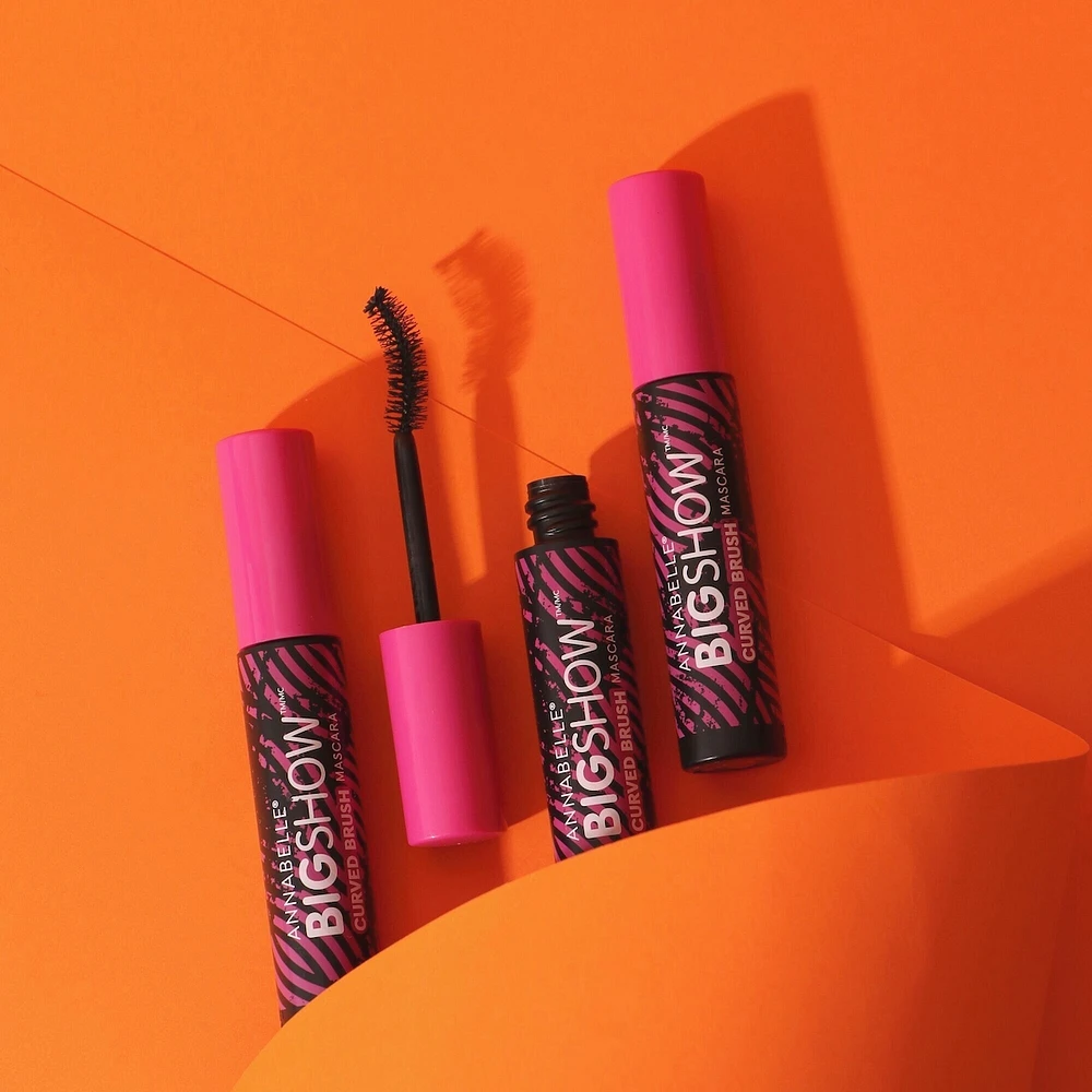 Bigshow Curved Brush Mascara Blackest Black with instant curve-setting formula and enriched with carnauba wax