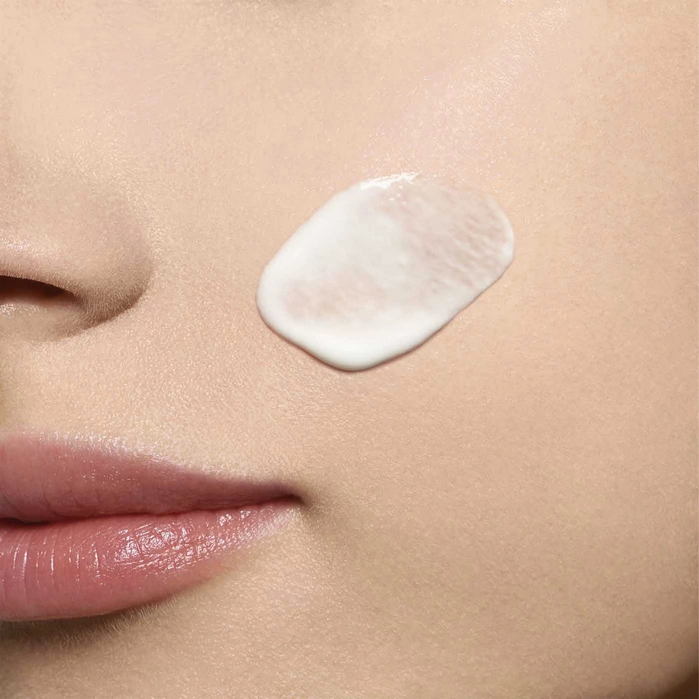 Bright Plus dark spot-targeting milky essence