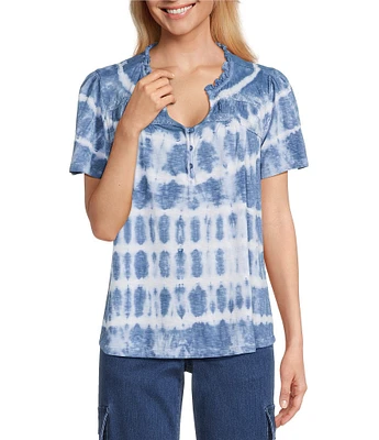 Intro Tie-Dye Split V-Neck Short Sleeve Lace Pleated Yoke Tee