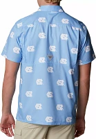 Columbia Men's North Carolina Tar Heels Blue CLG Super Slack Tide™ Short Sleeve Shirt