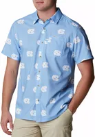 Columbia Men's North Carolina Tar Heels Blue CLG Super Slack Tide™ Short Sleeve Shirt