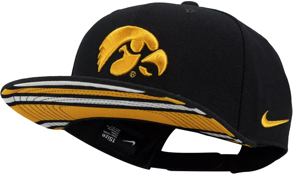 Nike Men's Iowa Hawkeyes Black Pro Flatbill Hat