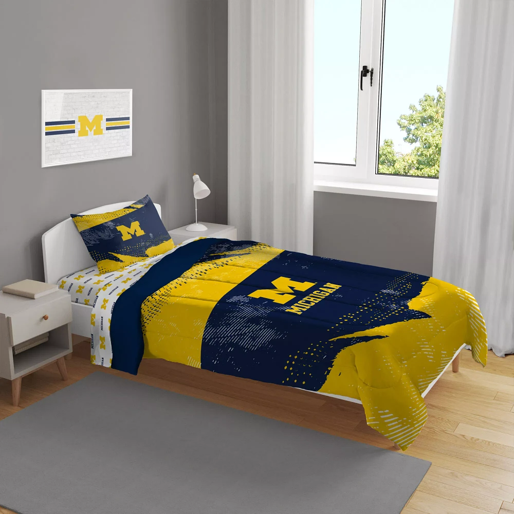 Pegasus Sports Michigan Wolverines 4-Piece Twin Bedding Set