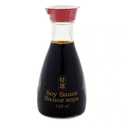 Sauce soya dans bouteille de verre