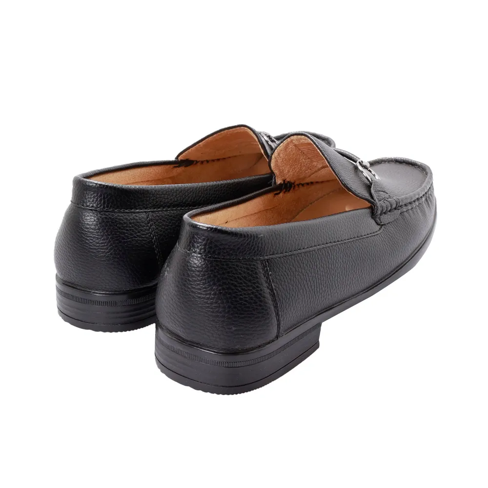 Mocasines color negro mate para hombre con detalles metálicos Dorothy Gaynor