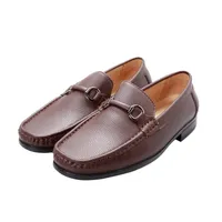 Mocasines café oscuro para hombre con detalles metálicos Dorothy Gaynor