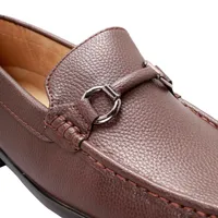 Mocasines café oscuro para hombre con detalles metálicos Dorothy Gaynor