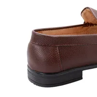 Mocasines café oscuro para hombre con detalles metálicos Dorothy Gaynor