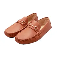 Mocasines color tan para hombre con hebilla dorada Dorothy Gaynor