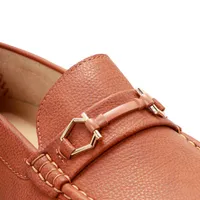 Mocasines color tan para hombre con hebilla dorada Dorothy Gaynor