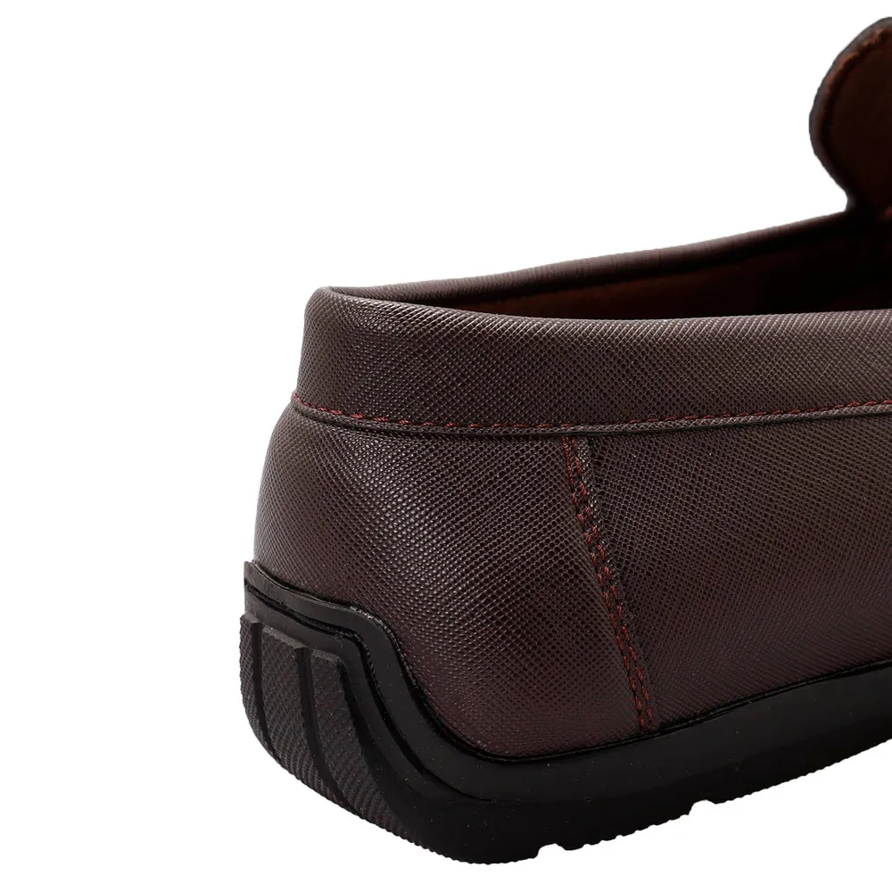 Mocasines color café para hombre con textura safiano Dorothy Gaynor