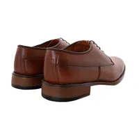 Zapatos Oxford color cognac con detalle perforado de puntos