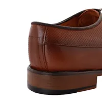 Zapatos Oxford color cognac con detalle perforado de puntos
