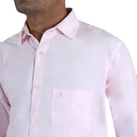 Camisa rosa claro con bolsa al frente y cuello sencillo