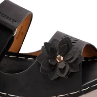 Sandalias Danna color negro mate con detalle de flor y perforado