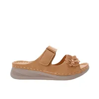 Sandalias Danna color camel con detalle de flor y perforado