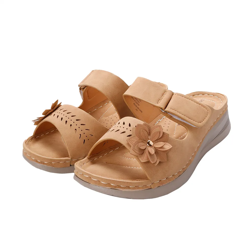 Sandalias Danna color camel con detalle de flor y perforado