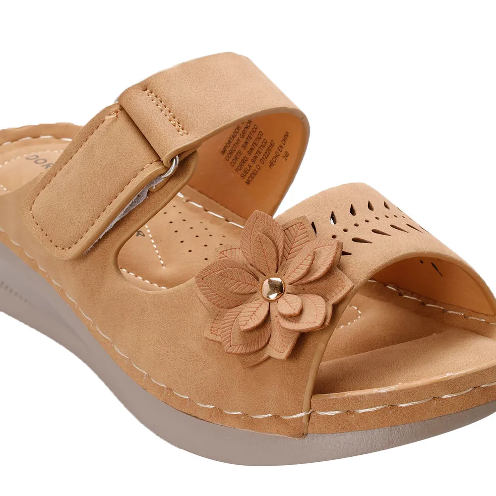 Sandalias Danna color camel con detalle de flor y perforado