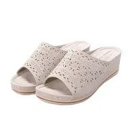 Sandalias Danna color gris con perforado y pedrería