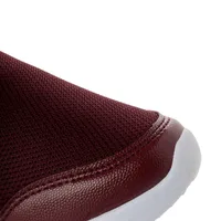 Tenis confort color vino con ajuste de resorte