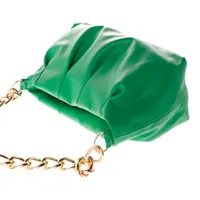 Bolsa color verde con cadena dorada