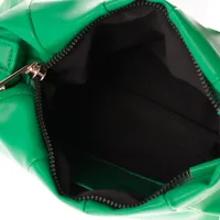 Bolsa color verde con cadena dorada