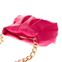 Bolsa color fucsia con cadena dorada