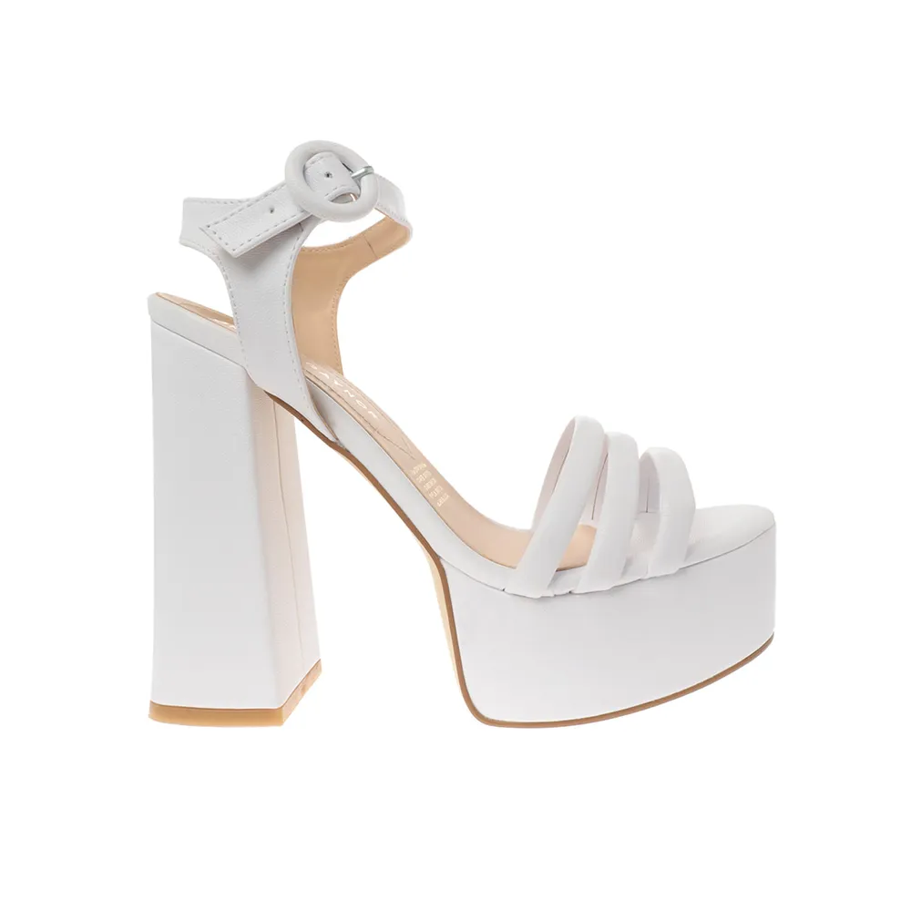 Sandalias Ariana color blanco con triple cinta en empeine