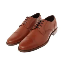 Zapatos color cognac con agujetas y detalle de costuras
