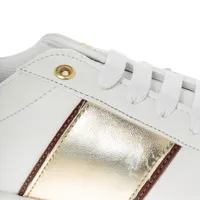 Tenis Esmeralda color blanco con detalle dorado en talón y laterales