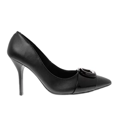 Zapatillas Ángela color negro con detalle de hebilla en punta