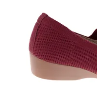 Zapato Auro color vino confort con tacón de puente y diseño bordado