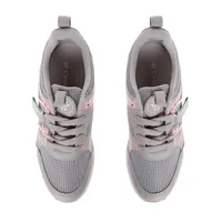 Tenis Rosalía color gris claro con detalles rosas y burbuja de impacto