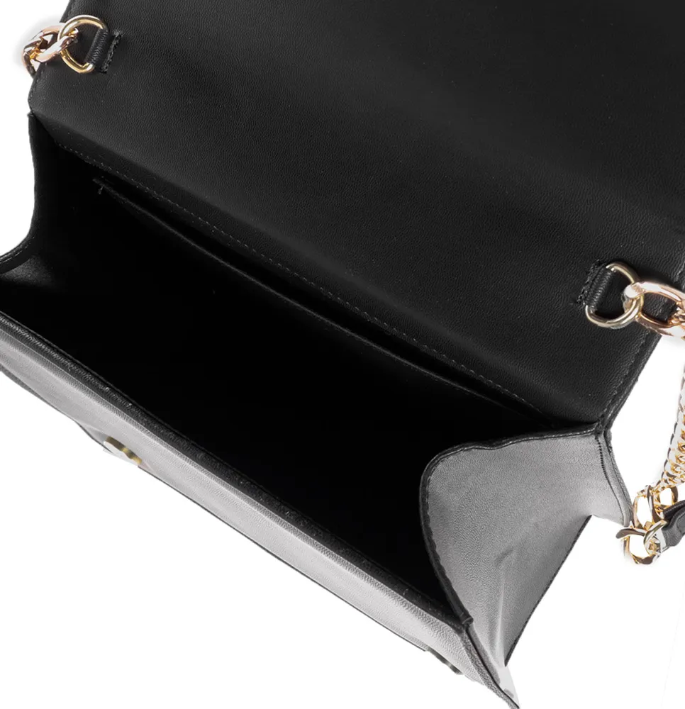 Bolsa clutch color negro con detalle de costuras y cadena dorada