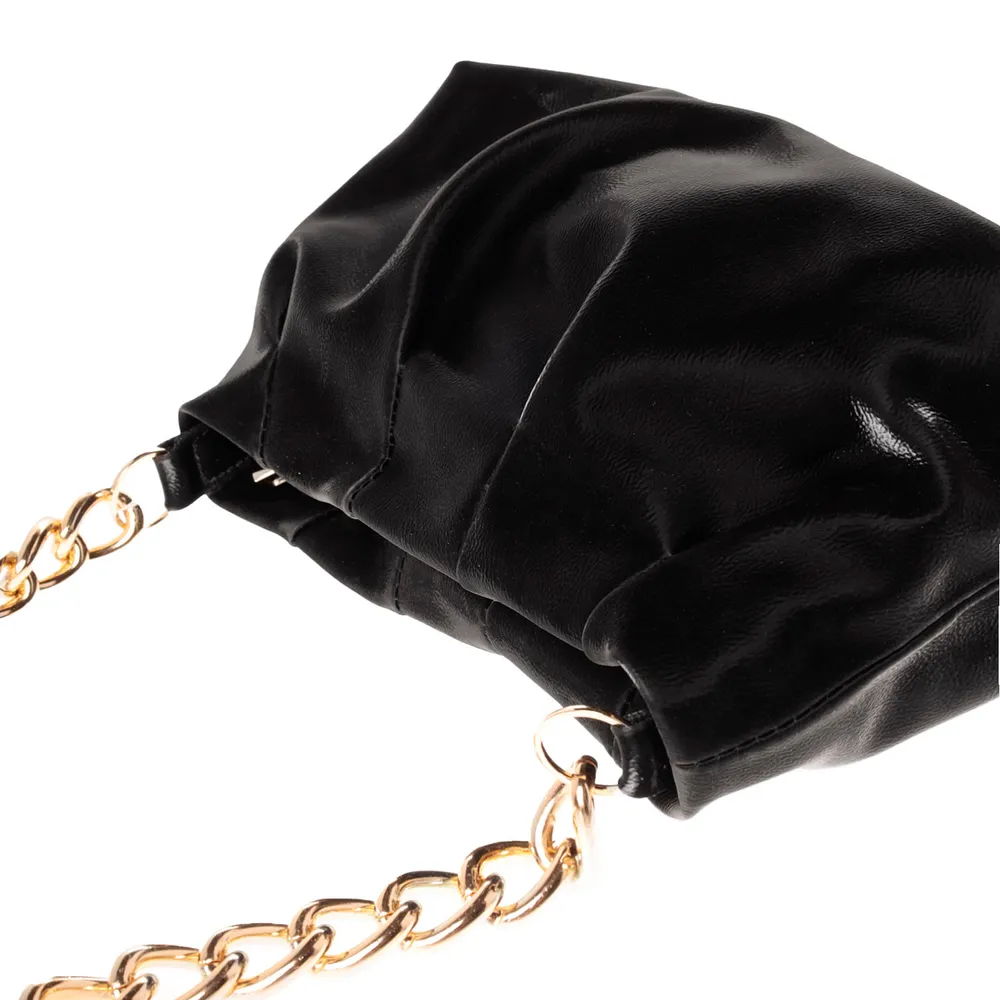Bolsa color negro con cadena dorada