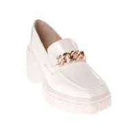 Mocasín Amy color blanco estilo charol con cadena dorada